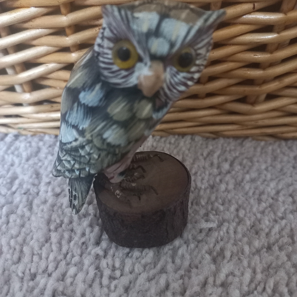 Vintage Handpainted Handcarved Small Wooden Owl on Log EUC